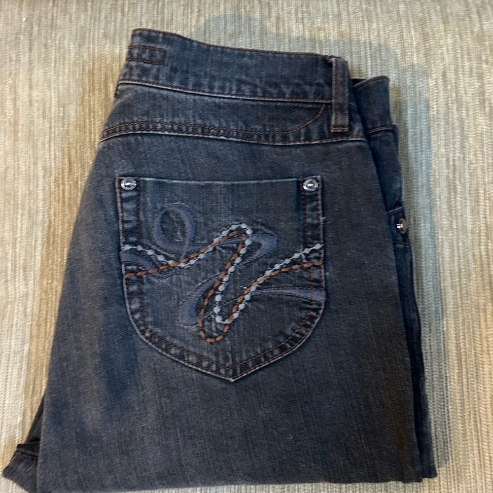 Women's straight leg jeans. - Picture 4 of 6